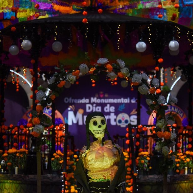 Día de Muertos con ofrenda monumental